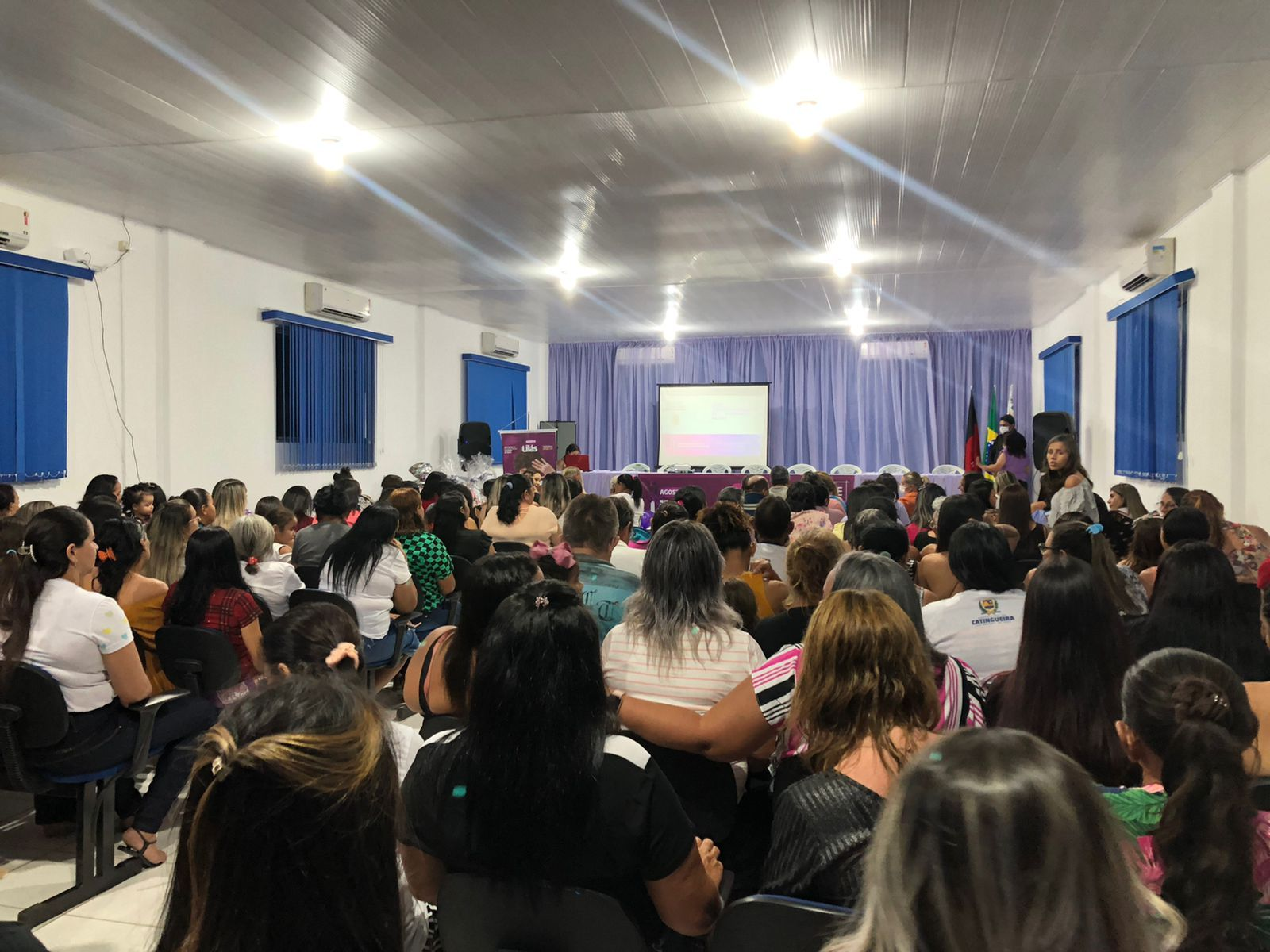 Prefeitura de Catingueira promove palestra com a delegada Silvia Alencar em alusão ao Agosto Lilás, tendo como tema: 