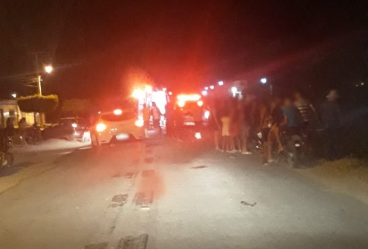 Motociclista tem perna decepada após colisão com caminhão em Conceição