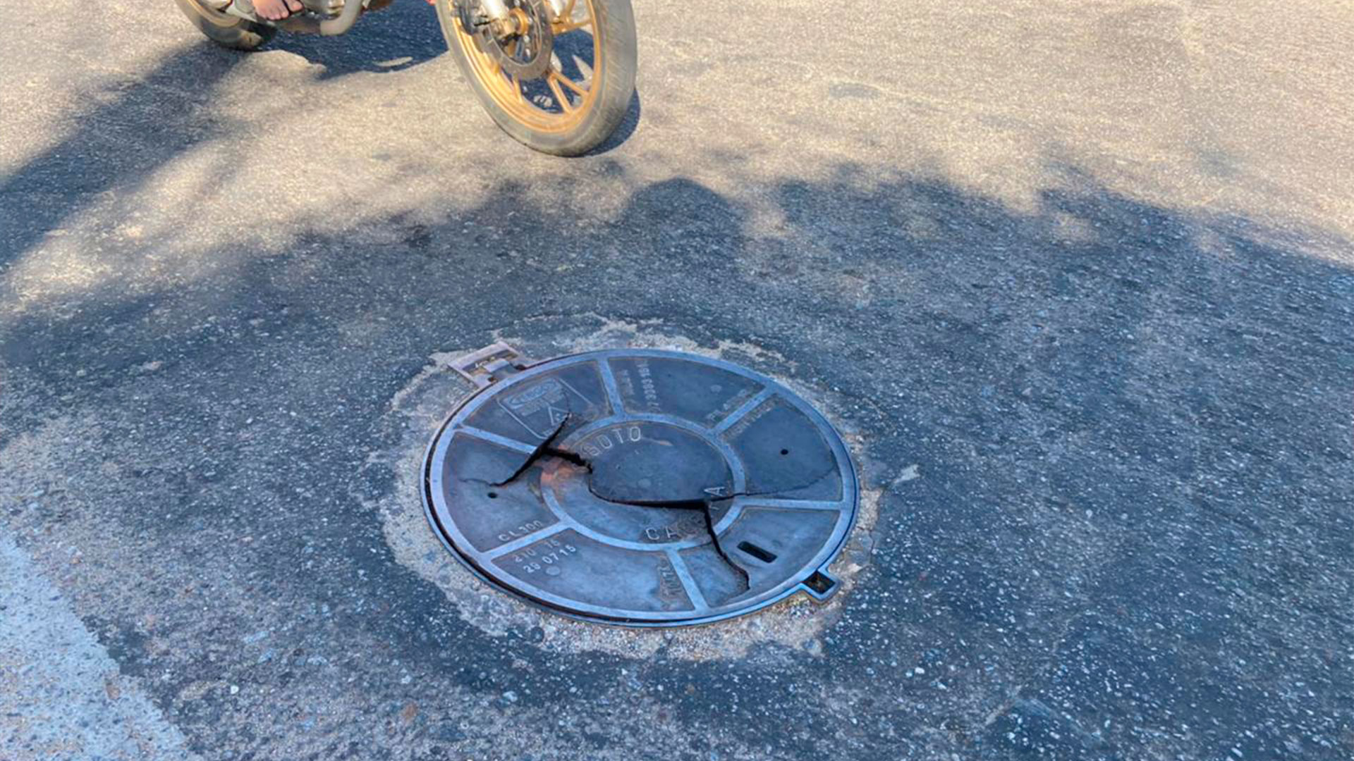 Moradores da Rua Felipe Camarão temem acidente em tampa de esgoto trincada na via. CAGEPA diz que será substituída