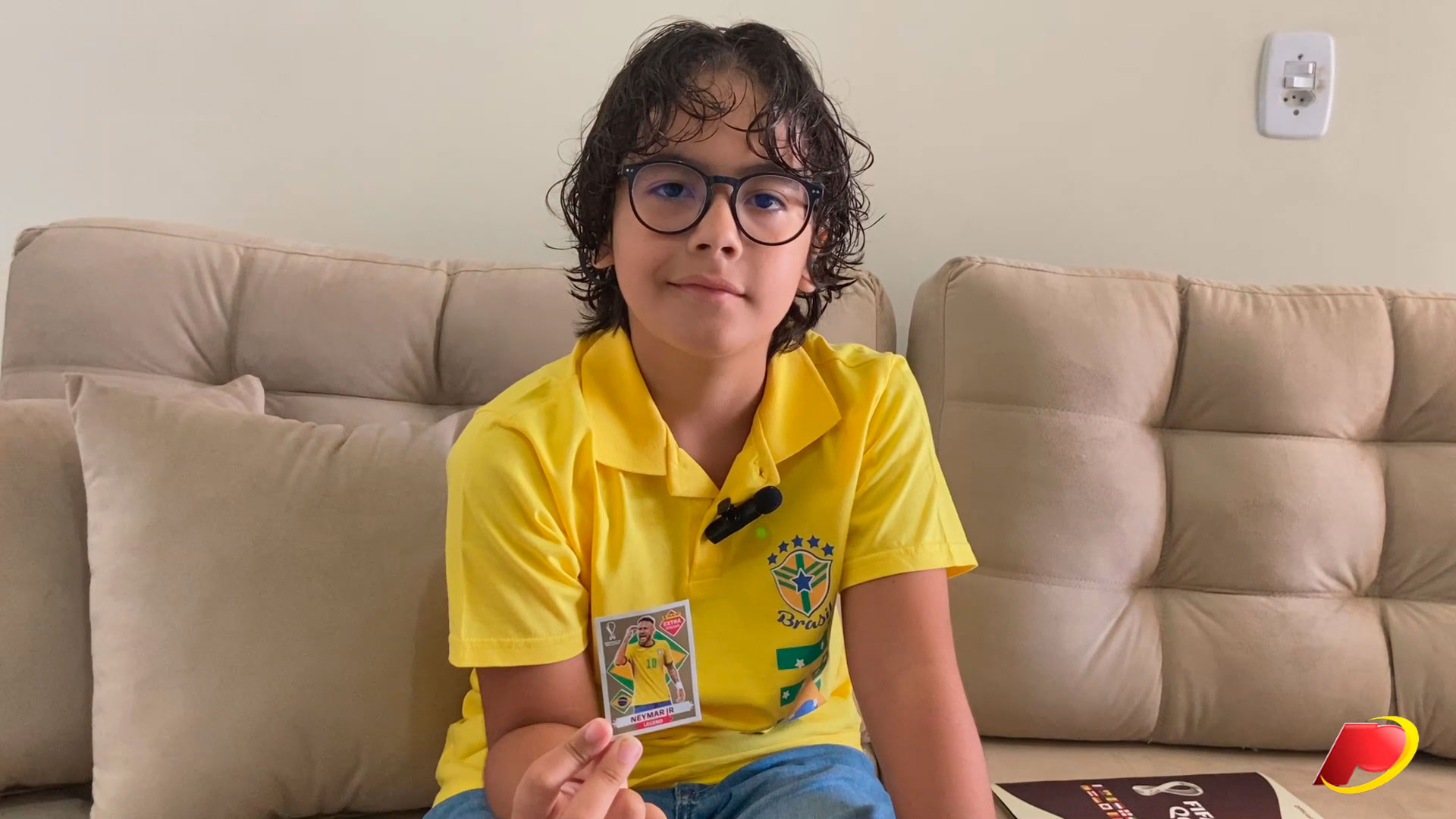 Criança patoense encontra em primeiro pacotinho, figurinha rara de Neymar da Copa. Veja Reportagem