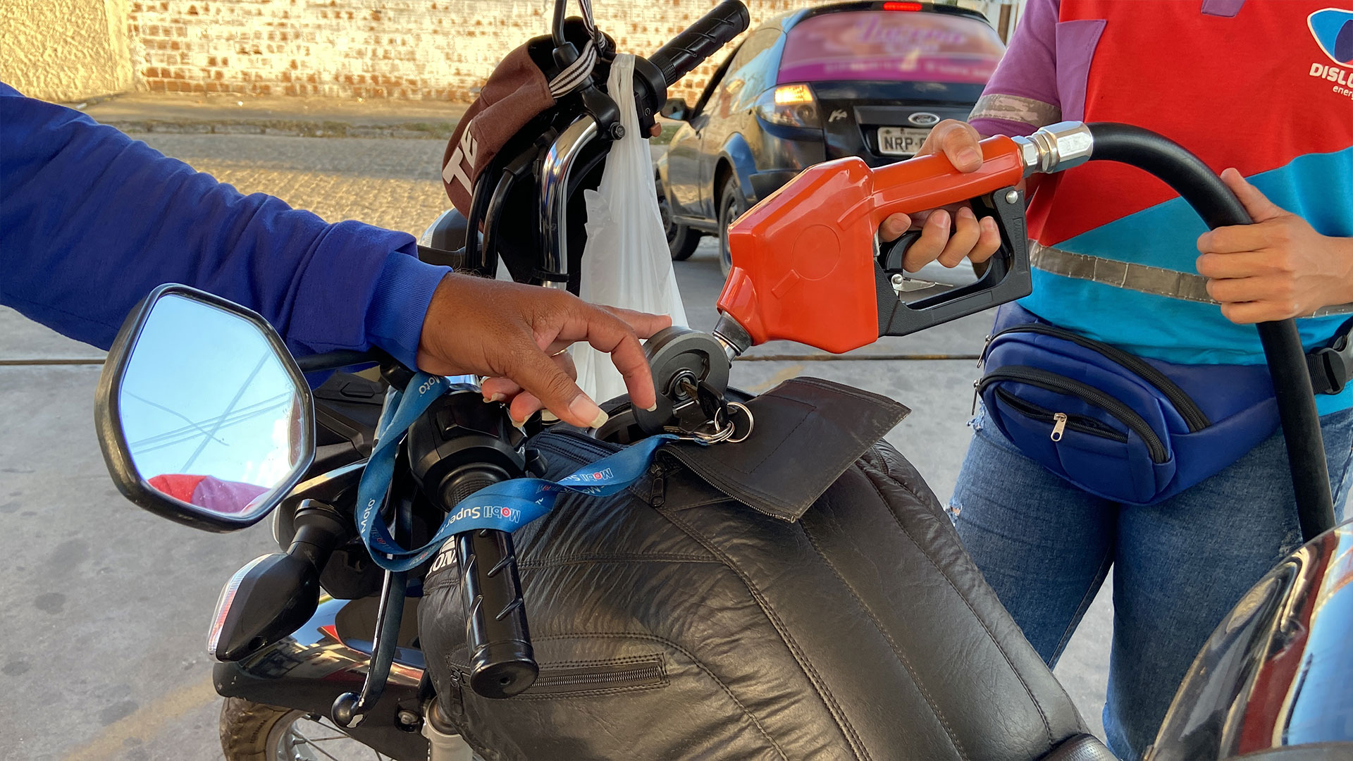 EM QUEDA: Preço da gasolina já é encontrado por R$ 5,10 em Patos, após redução da Petrobras; Veja Reportagem