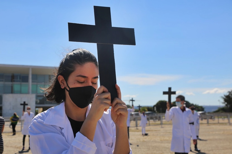 Presidente do Coren-PB diz que ’enfermeiros estão devastados’ após decisão de Barroso suspender piso