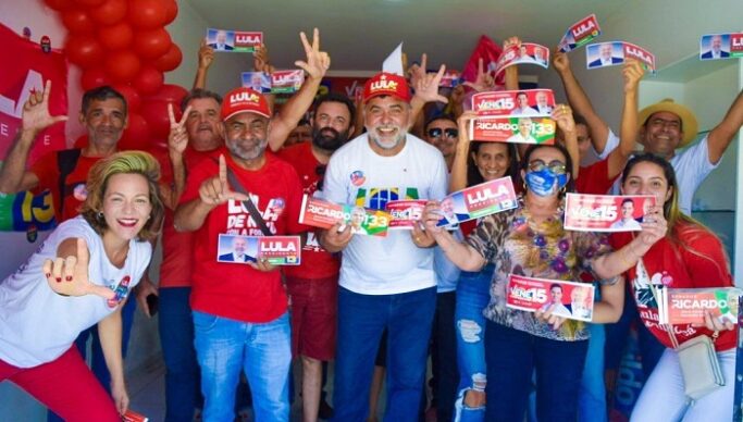 Lenildo Morais inaugura comitê central de Lula em Patos