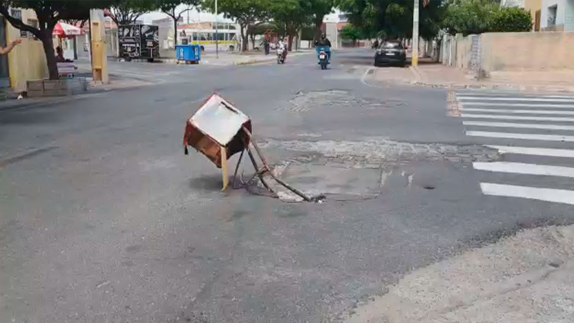 Moradores da Rua Cândido das Laranjeiras, no bairro Jardim Queiroz, cobram o conserto de tampa de galeria que estaria trazendo risco aos motoristas. Coordenadora responsável se posiciona