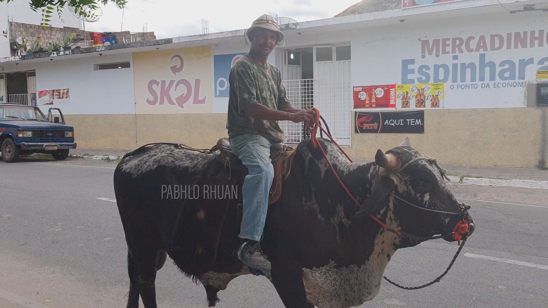 Inusitado: Homem montado em touro chama a atenção na cidade de Patos. Veja vídeo