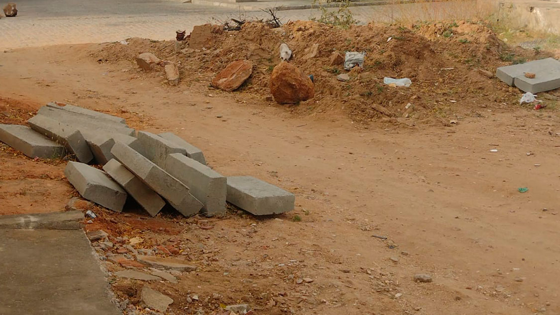 Moradores da Rua Luzia Ferreira Leitão, no bairro Monte Castelo, relatam paralisação de 40 dias na obra de calçamento da rua. Fiscal diz não haver paralisação e envia nota