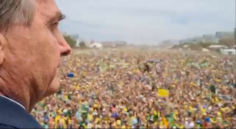 Na presença de multidão em Brasília Bolsonaro diz: ‘É obrigação de todos jogarem dentro das quatro linhas da Constituição’