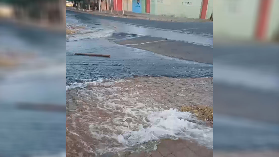 Moradores da Rua Manoel Mota, no bairro do Jatobá, relatam grande desperdício de água potável após vazamento em encanação da CAGEPA. Empresa se posiciona; Veja Vídeo