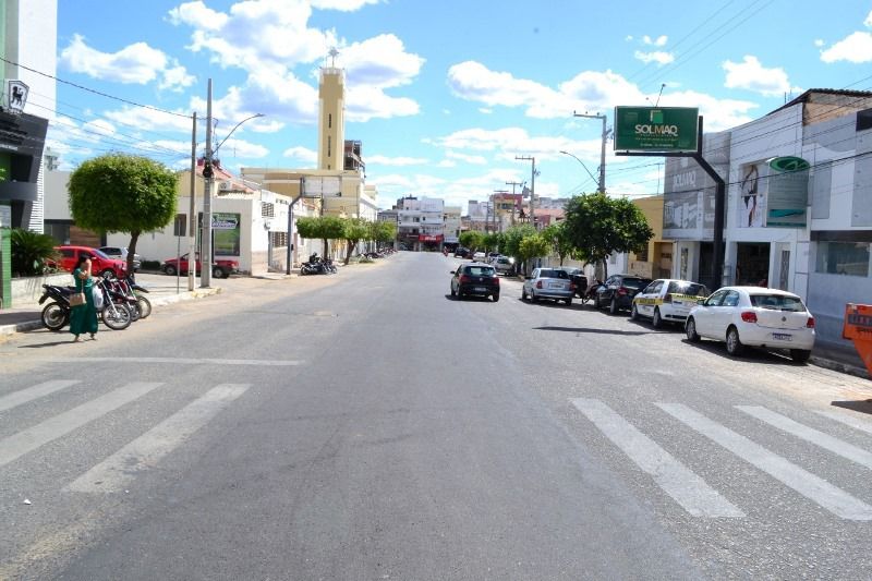 Secretaria de Infraestrutura de Patos realiza serviço de pavimentação em antigo canteiro central do Largo Dom Gerardo