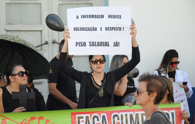 Profissionais da enfermagem realizam protesto na manhã desta sexta-feira (09), no Centro de Patos