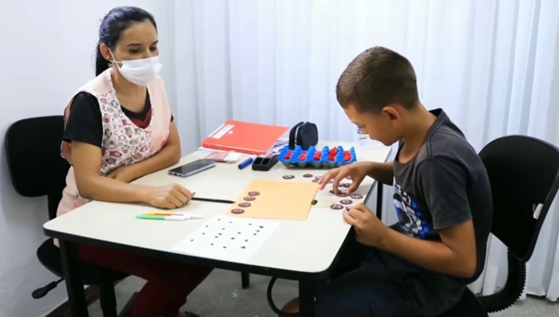 Atendimento Educacional Especializado (AEE) é destaque na inclusão de alunos da Rede Municipal de Ensino, em Quixaba. VÍDEO