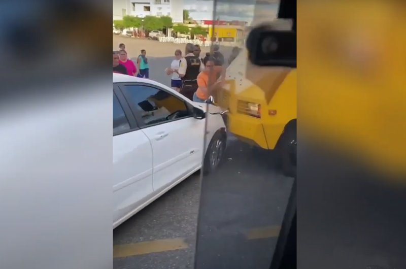 Veículo colide com carro-forte no centro de Piancó. VÍDEO