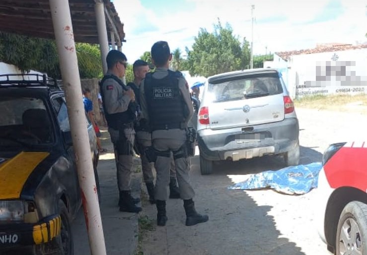 Mulher é assassinada a tiros e homem fica ferido durante bebedeira em Itaporanga