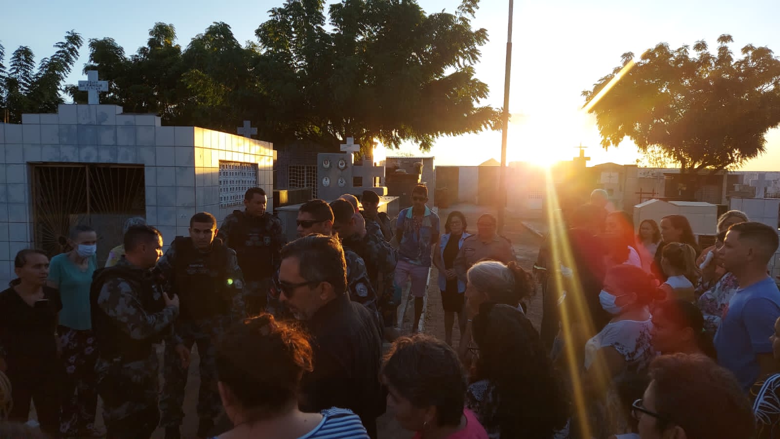 Comoção marca sepultamento da Tenente Inalda Araújo, em Patos. VÍDEO