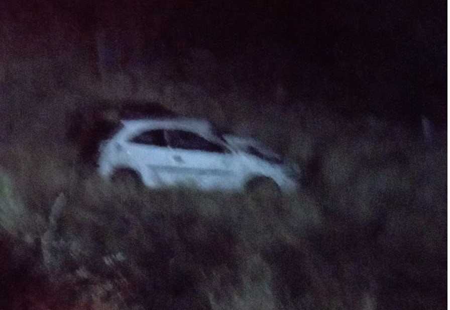 Carro capota na PB-221 próximo à São José do Sabugi