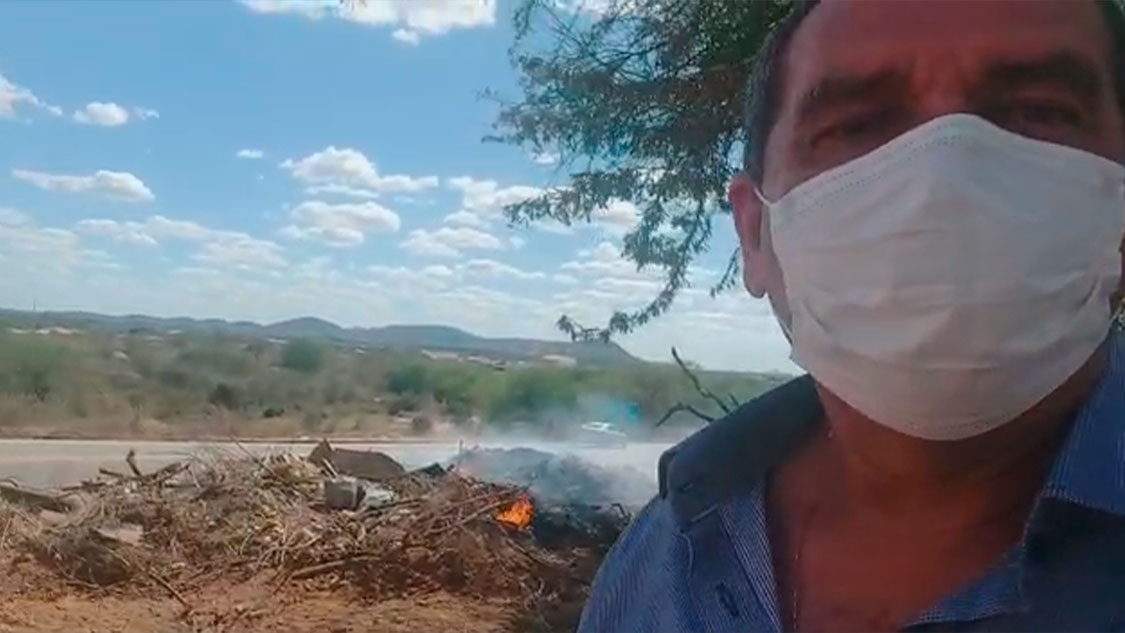 Secretário lamenta que população tenha ateado fogo em lixo, impedindo o recolhimento do material. Veja vídeo