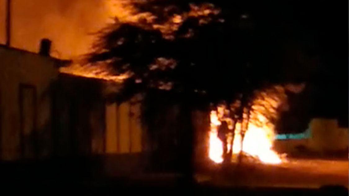 Incêndio é registrado em terreno abandonado nas proximidades do abrigo dos idosos, em Patos. Veja vídeo