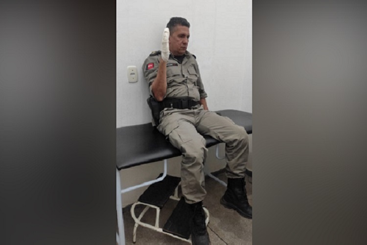 Em ato de bravura, Comandante do 6º BPM quebra para-brisa de carro e resgata homem que tentava contra a própria vida, em Patos