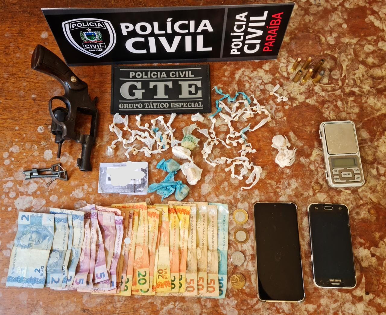 Homens são presos com arma e drogas em Itaporanga