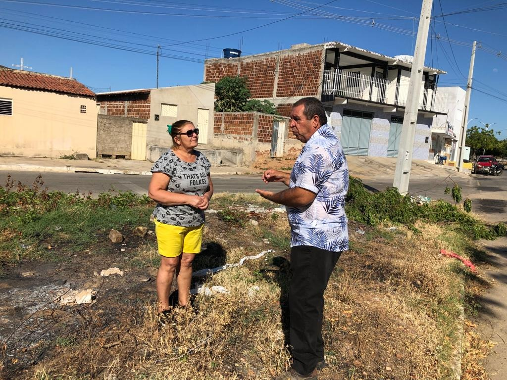 Prefeitura de Patos transforma local usado para jogar lixo em espaço de convivência na Comunidade Dom Bosco (Frango)