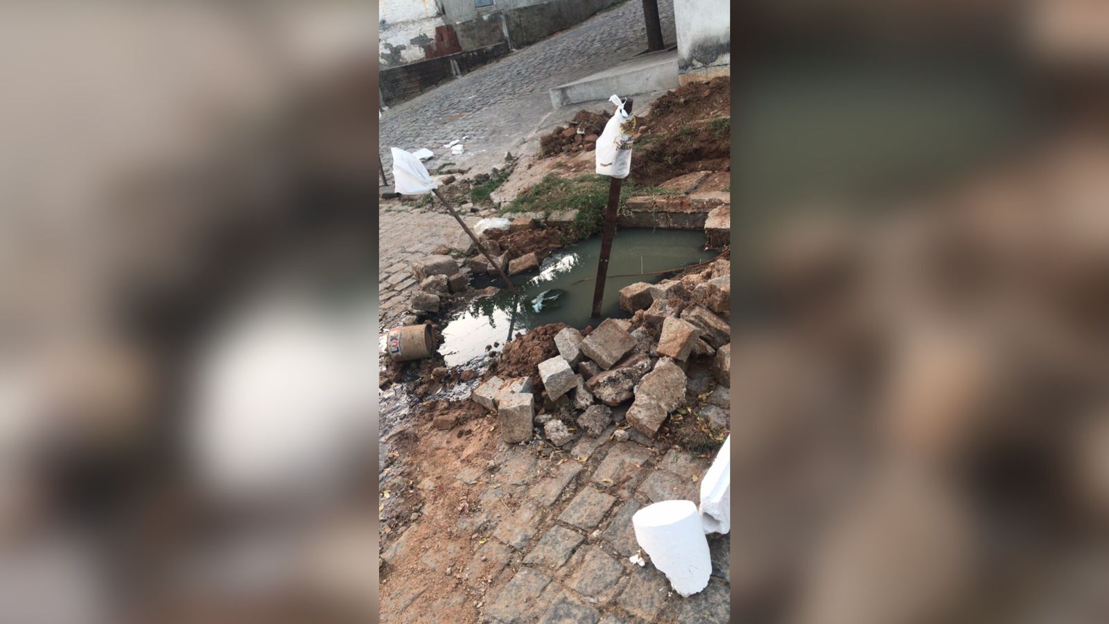 Moradores da Rua Vereador Severino Rodrigues, no bairro Bivar Olinto, cobram conserto de galeria estourada há cerca de 15 dias; Coordenadora do setor diz que está no cronograma