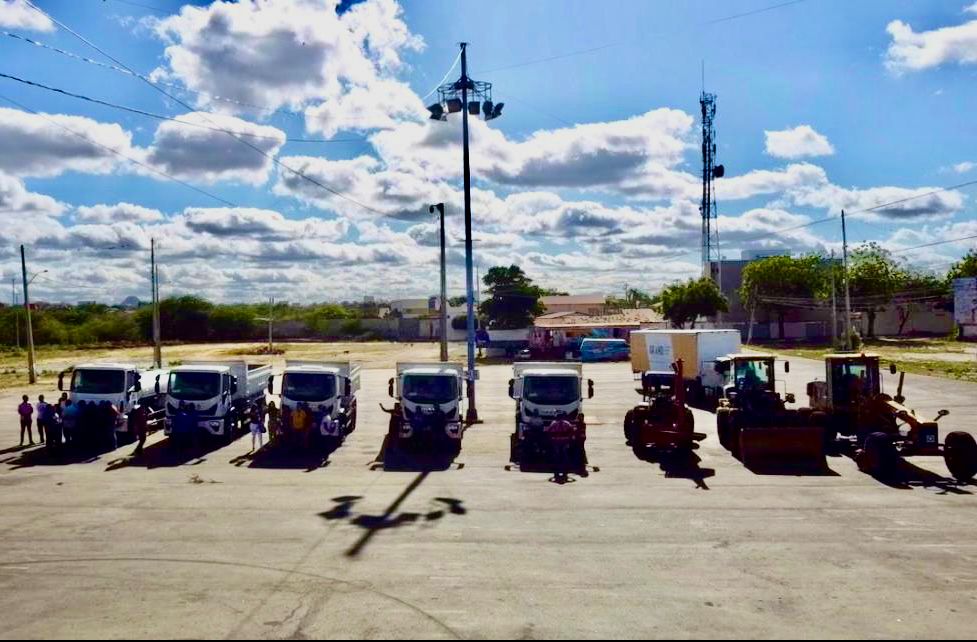 Gestão municipal de Patos entrega novo maquinário para as secretarias de serviços públicos e agricultura