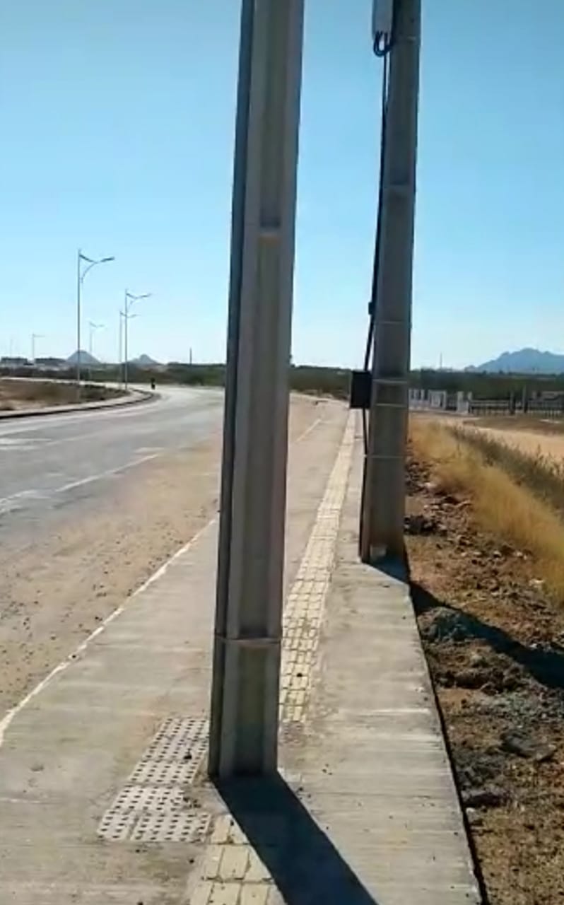 Prefeitura diz que poste colocado no meio da calçada é da Secretária de Segurança Pública e que será removido