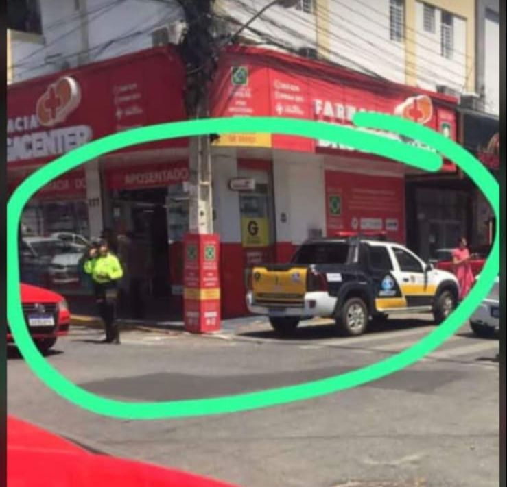 Internauta denuncia que viatura da STTRANS teria estacionado em cima de faixa de pedestres; Superintendente do órgão diz que conduta é permitida por lei