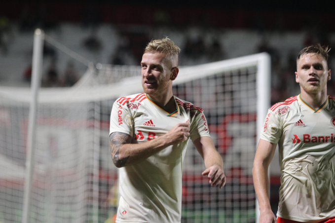 Internacional vence o Atlético-GO e segue caça ao líder Palmeiras no Brasileirão