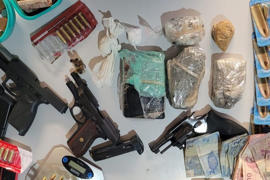 Operação da Polícia Civil apreende armas, munições e drogas, e prende seis suspeitos de tráfico no Sertão