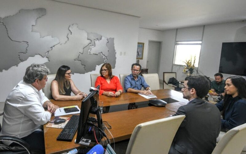 João Azevêdo se reúne com representantes da Enfermagem e garante piso da categoria