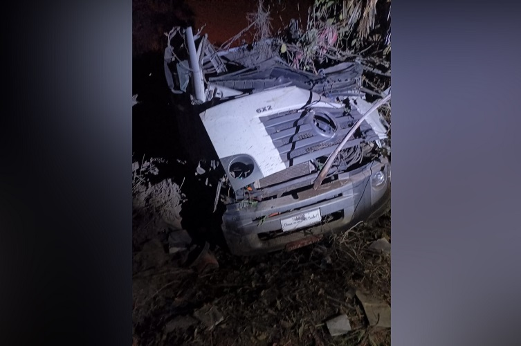 Motorista morre após caminhão carregado de cimento capotar na PB-393, no Sertão