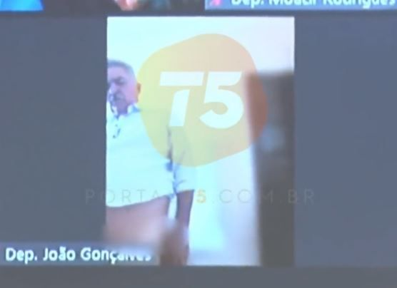 Inusitado: deputado paraibano esquece câmera ligada e aparece sem calça durante sessão da Assembleia Legislativa