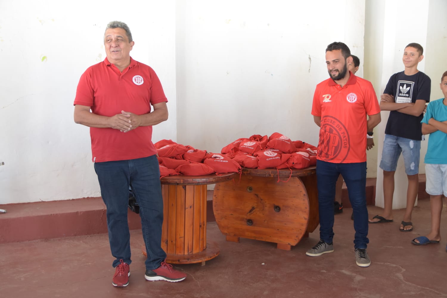 Diretoria do Esporte de Patos realizou a entrega de vários materiais de treino para suas categorias de base