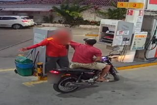Mãe leva filho para central de polícia após vê-lo assaltando em posto de combustíveis, na Paraíba