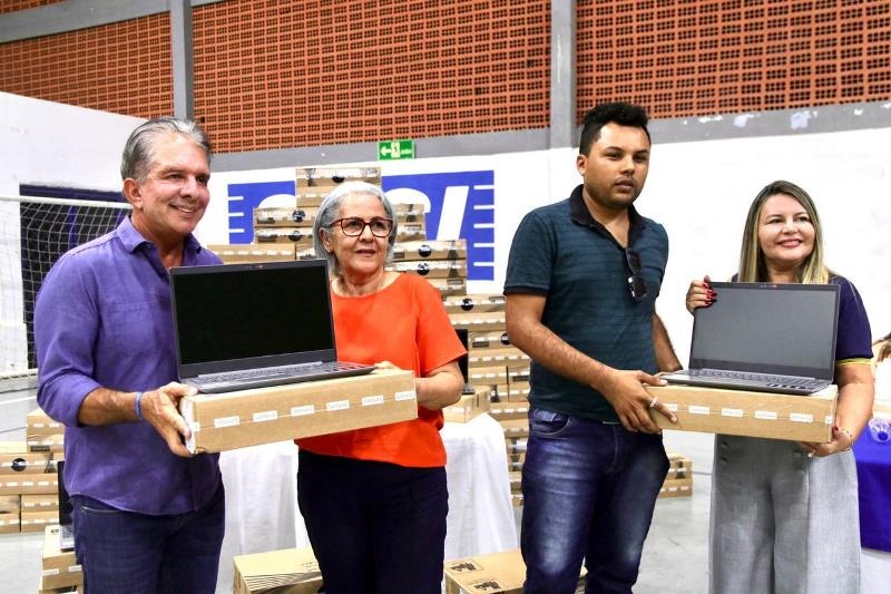 Prefeitura de Patos e Secretaria de Educação entregam notebooks a profissionais de educação da Rede Municipal de Ensino