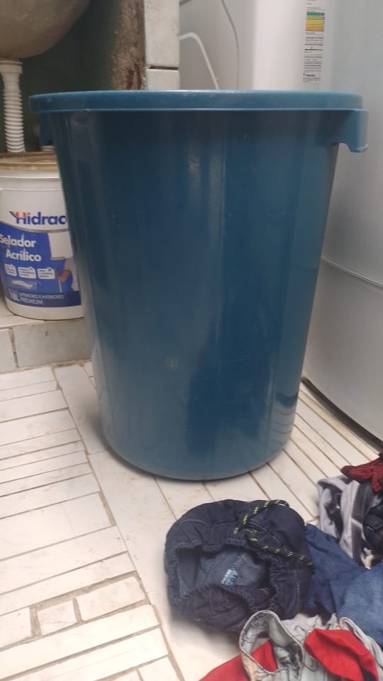 Mãe pede doações de roupas infantis após caminhão do lixo levar balde com vestimentas limpas por engano, em Patos