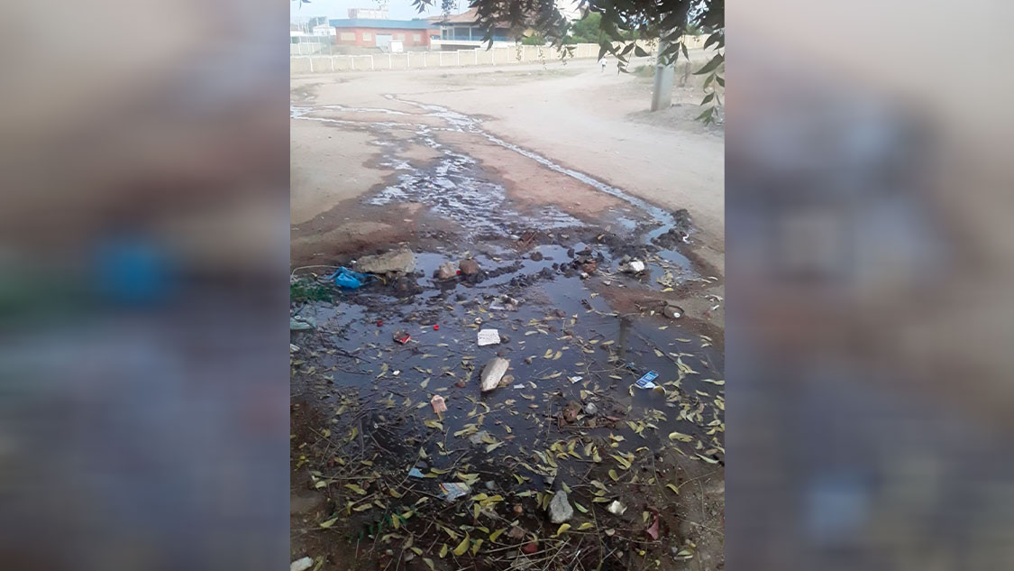 Morador cobra conserto de galeria estourada há mais de um mês no bairro Santa Clara. Coordenadora responsável diz já existir ordem de serviço