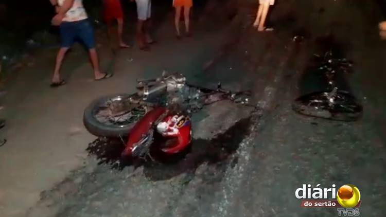 Homem morre em colisão frontal entre carro e moto, no Sertão