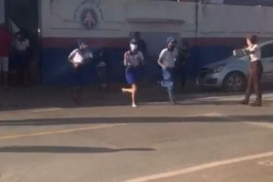 Jovem armado invade escola e mata aluna cadeirante na Bahia; vídeo mostra desespero de alunos. Confira