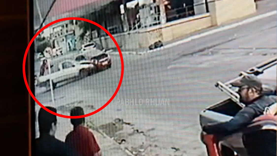 Forte colisão entre carros é registrada na tarde desta segunda-feira (26), em Patos. Veja vídeo