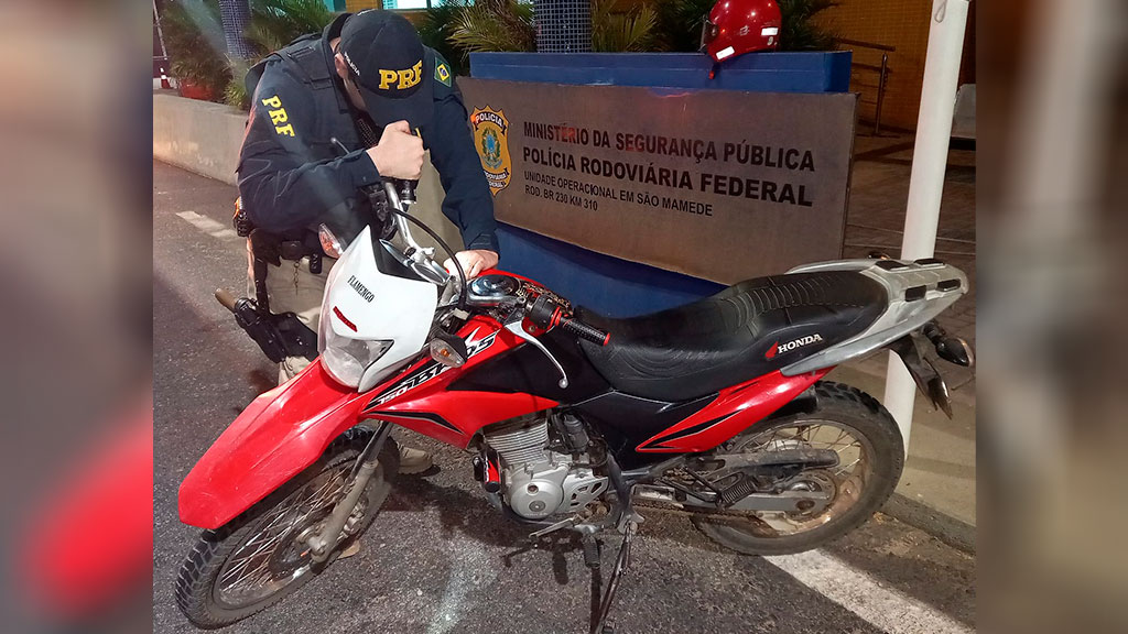 Polícia Rodoviária Federal recupera no Sertão da Paraíba, motocicleta roubada na cidade de Santa Terezinha-PE