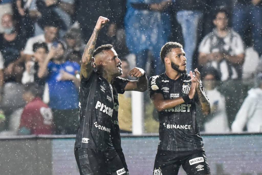 Luan marca, Santos bate Athletico-PR e volta a vencer após quatro rodadas no Brasileirão
