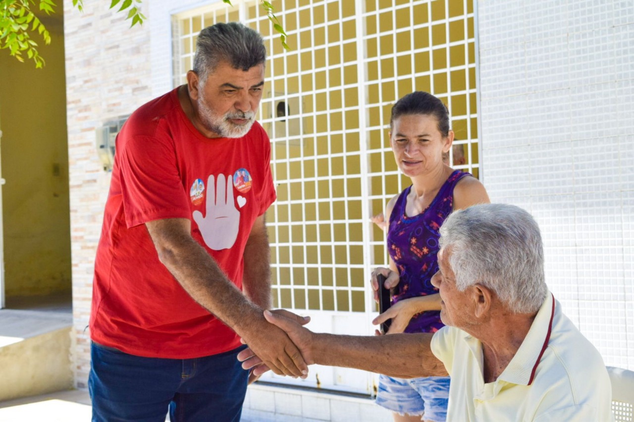 Lenildo Morais aposta em campanha humanizada percorrendo cerca de 10 km por cidades paraibanas