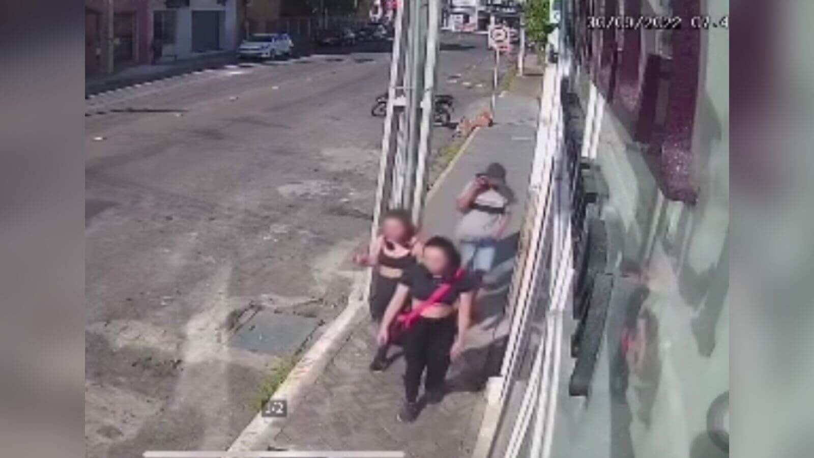 Jovens relatam que foram assediadas por homem na manhã desta sexta-feira (30), em Patos; câmeras de segurança flagraram ação. VÍDEO