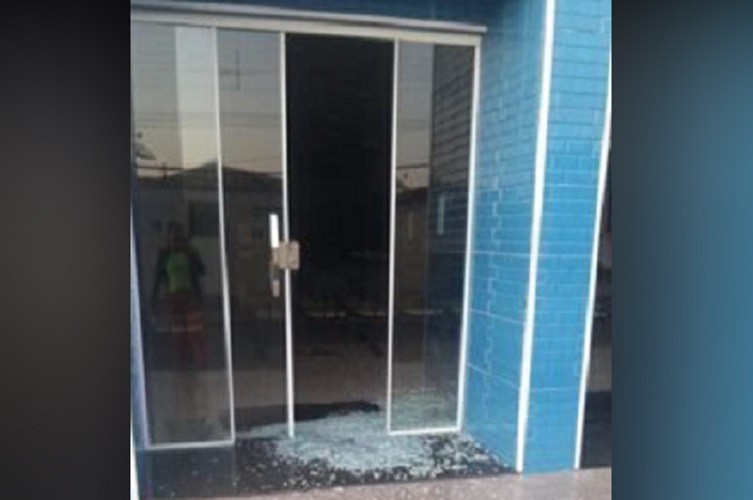 Homem com transtornos mentais quebra porta de vidro de igreja evangélica, em Piancó