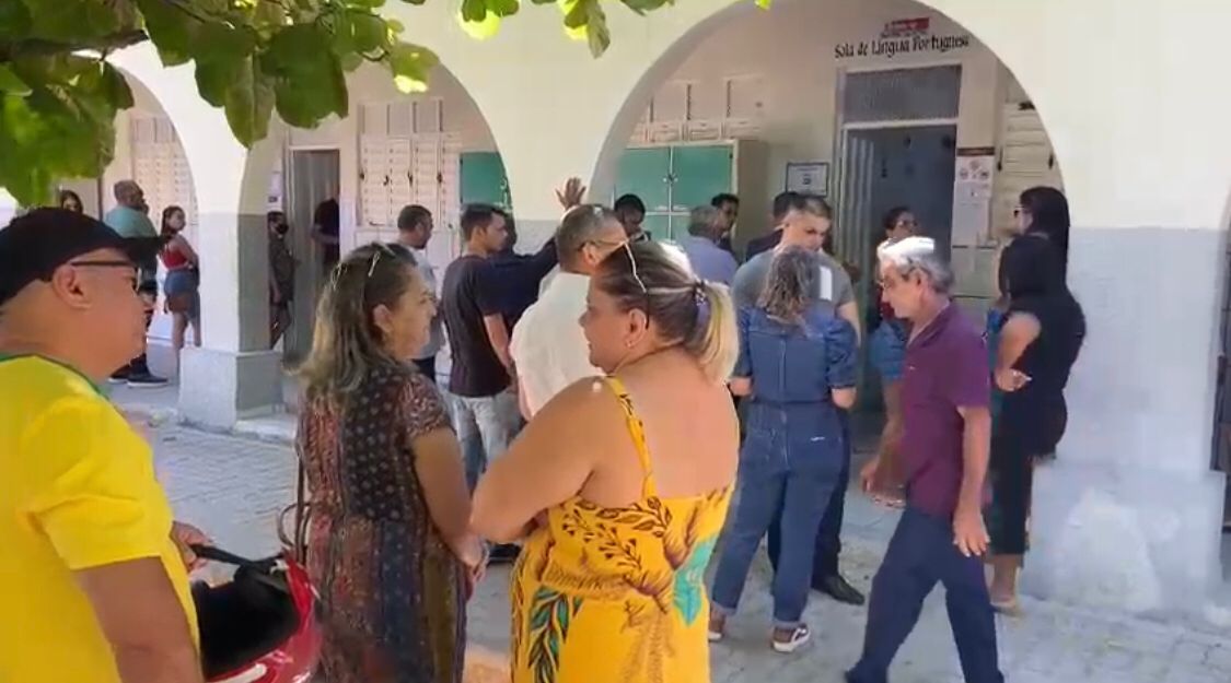 Urna eletrônica apresenta problemas no CEPA e é substituída; votação segue tranquila nas primeiras horas em Patos. VÍDEO