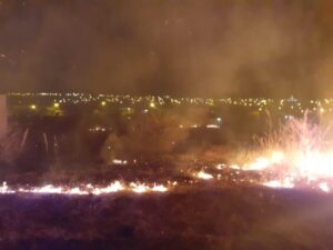 Incêndio cerca casas e deposito de gás em Piancó levando perigo aos moradores