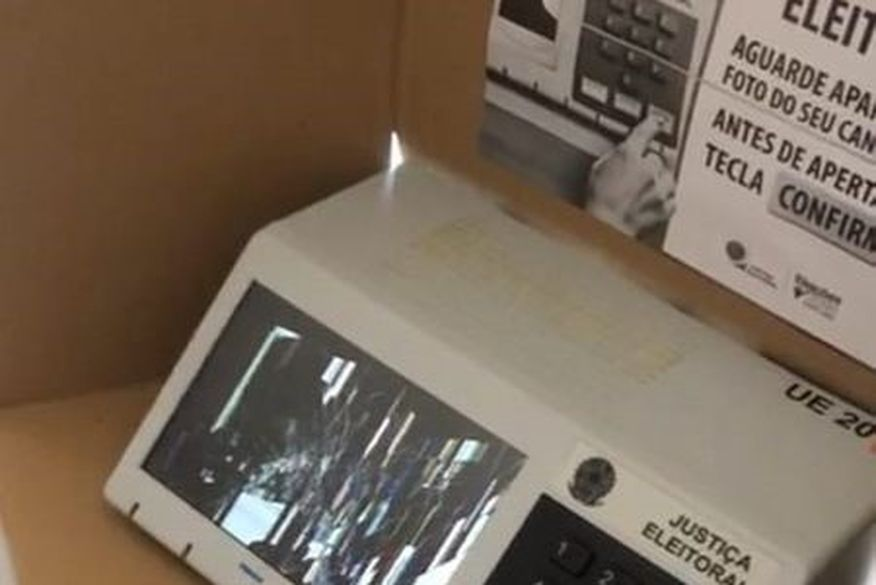 Eleitor se irrita e quebra urna eletrônica com socos, no Sertão. VÍDEO