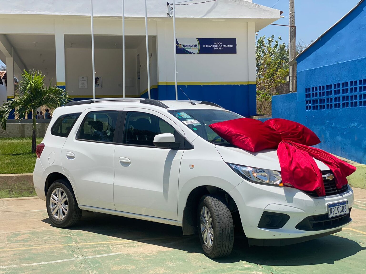 Prefeitura de Catingueira entrega novo veículo, adquirido com recursos próprios, para a Secretaria de Educação